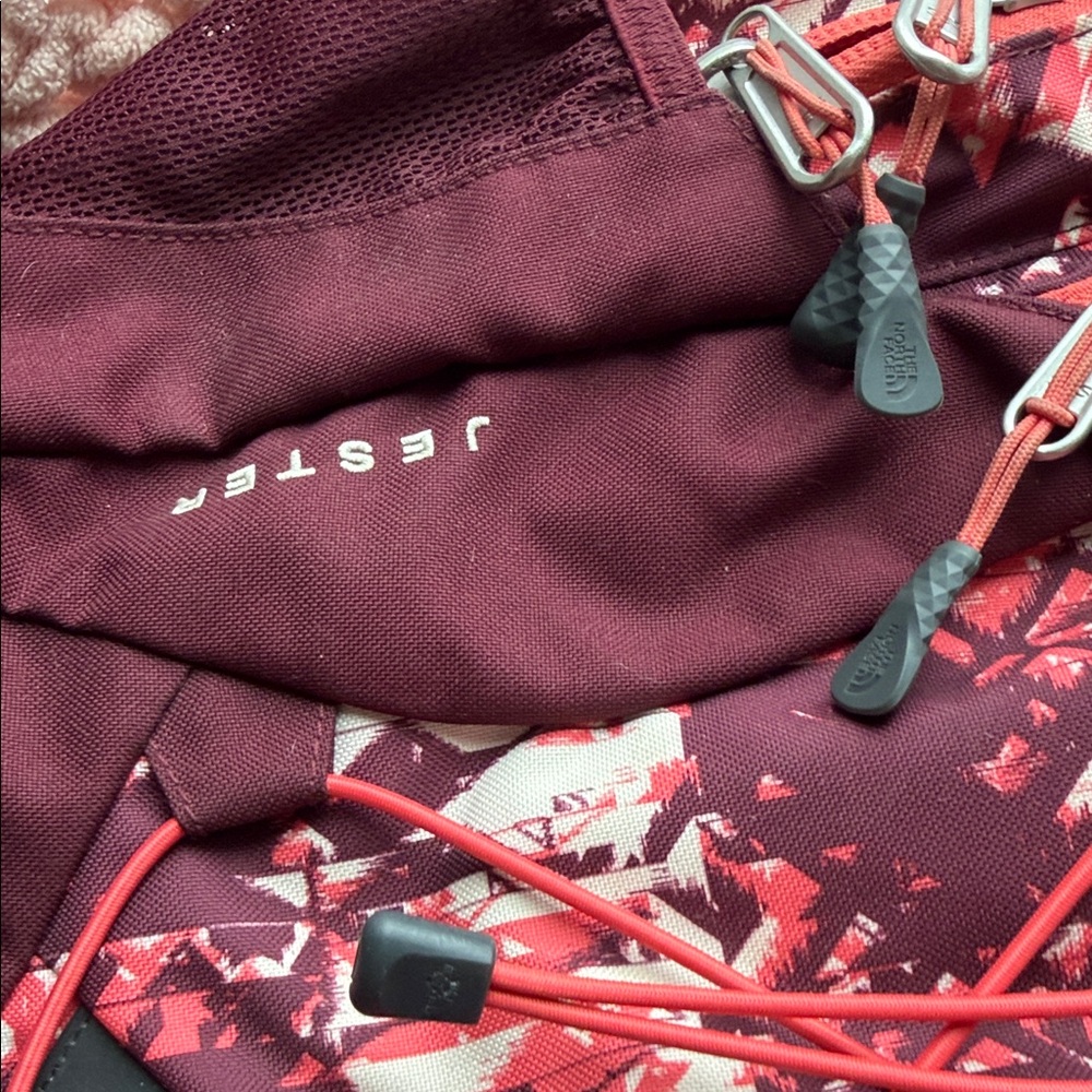 NWOT: The North Face Jester Burgundy Backpack with a cotton-silk bag charm - Picture 5 of 13